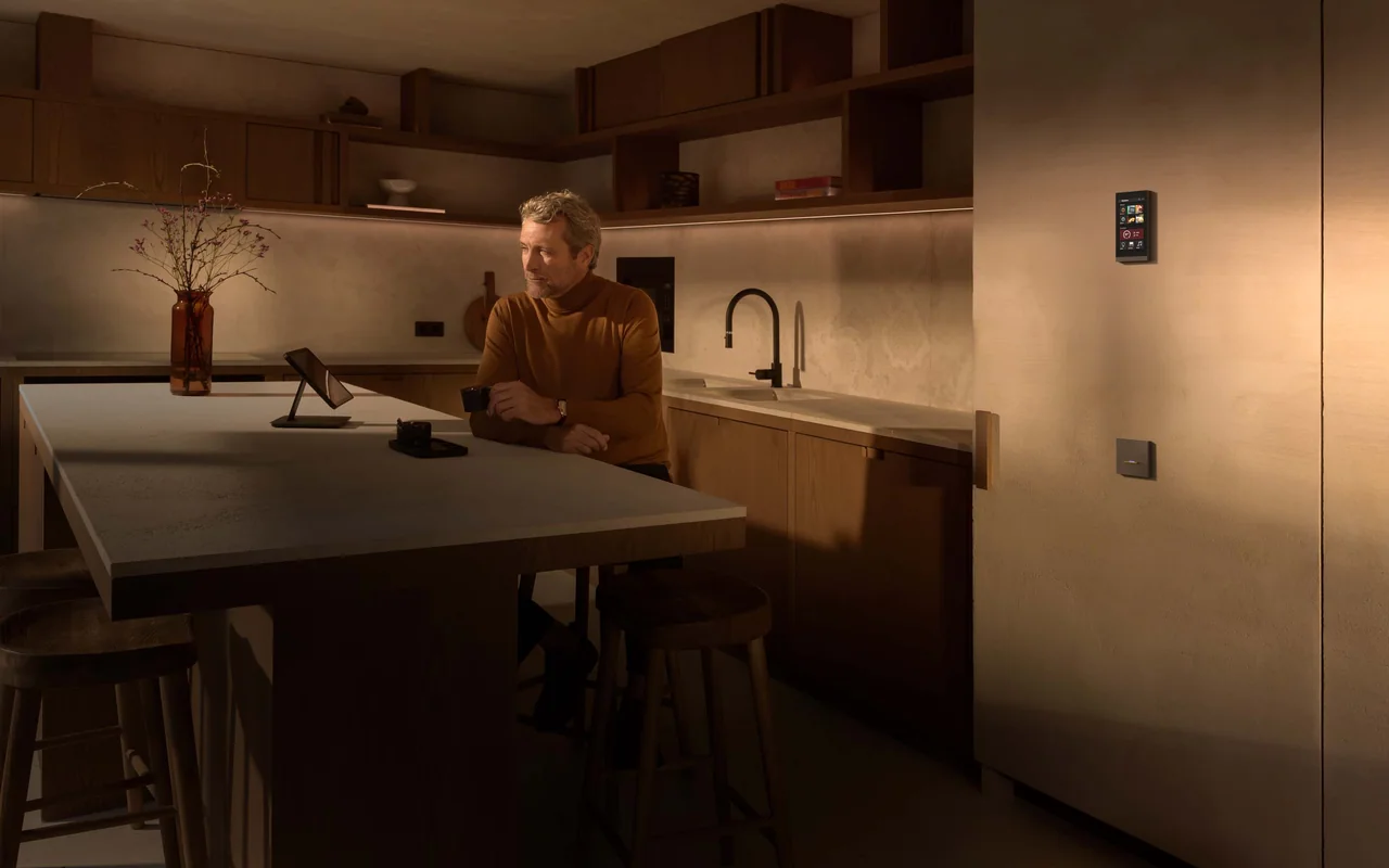 Intérieur de cuisine présenté par Basalte Home, avec interfaces de commande murales et tablette