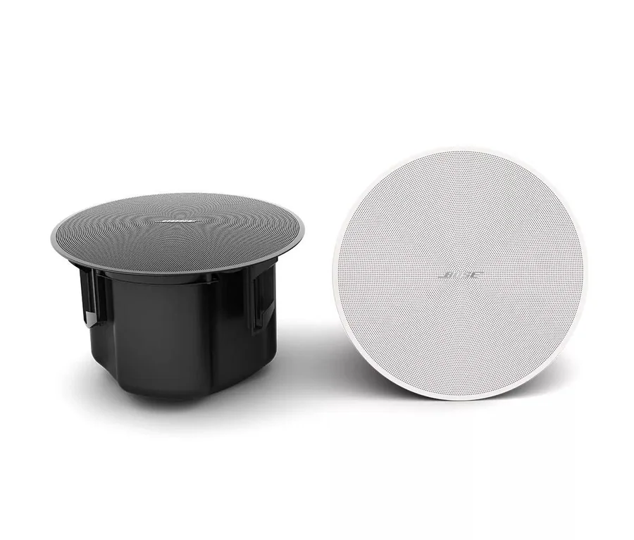 Haut-parleurs encastrés Bose Professional DesignMax DM5C avec grilles noire et blanche.